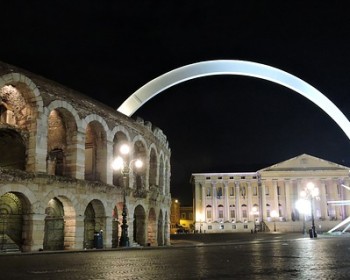 Discover Verona and its huge shooting star made of white iron for Christmas