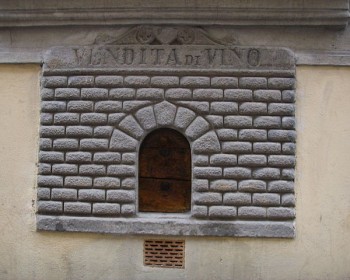 Discover an ancient tradition in Florence: the wine windows