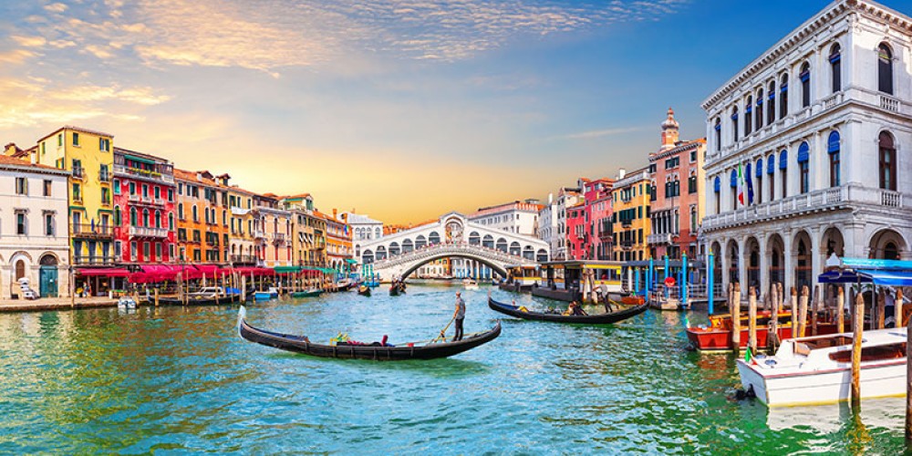 ATARDECER VENECIANO: VIAJE A TRAVÉS DE CANALES Y CALLEJONES SECRETOS